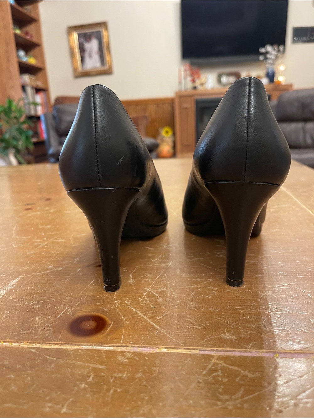 Naturalizer Black Leather Rounded Toe Pumps - Picture 3 of 4